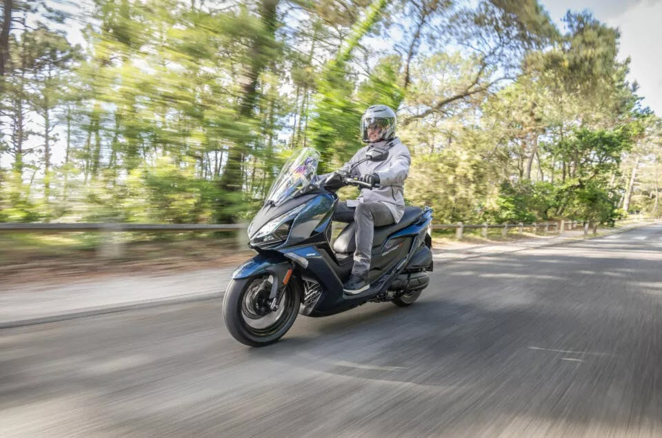 Kymco Downtown GT 350i riding